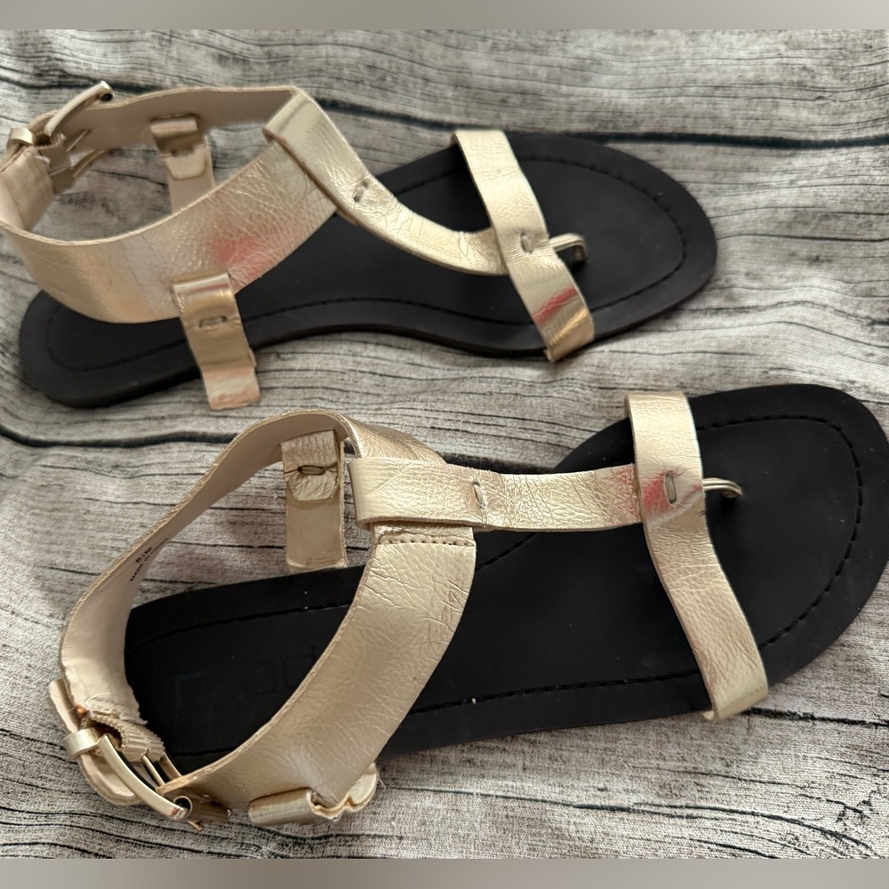 LIKE NEW! ☀️ Women’s leather sandals in gold. Size 8.5